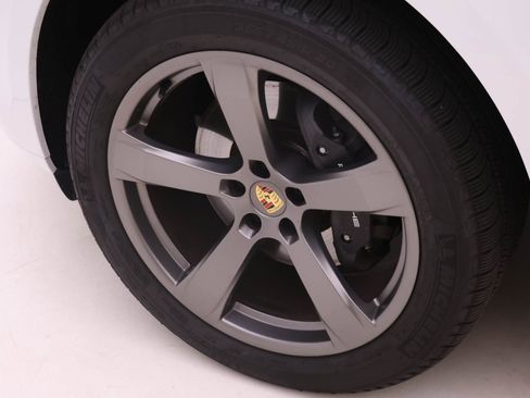 Used 2025 Porsche Macan image 25