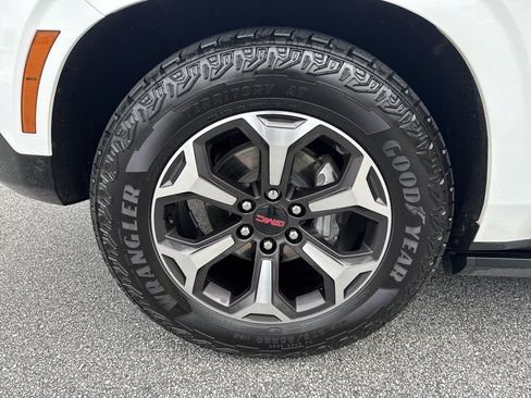 Used 2025 GMC Yukon AT4 Ultimate AWD/4WD image 13