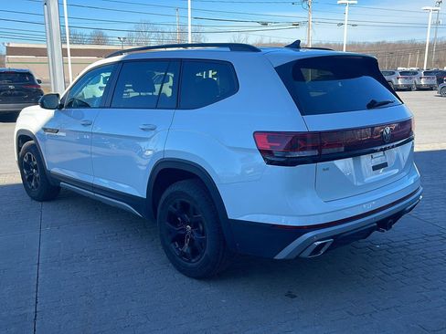Used 2025 Volkswagen Atlas Peak Edition SE image 4