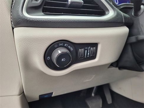 Certified 2024 Chrysler Pacifica Select image 17