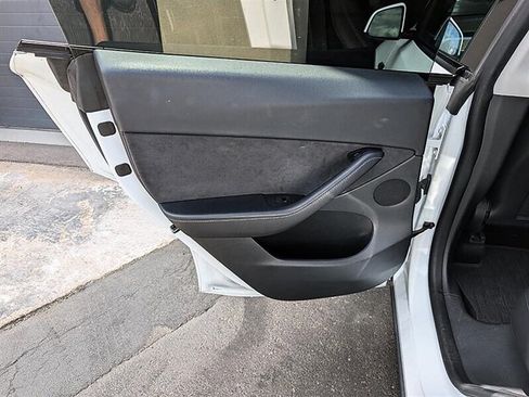 Used 2022 Tesla Model Y Long Range AWD/4WD image 23