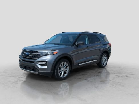 Used 2023 Ford Explorer XLT w/ Equipment Group 202A AWD/4WD image 4