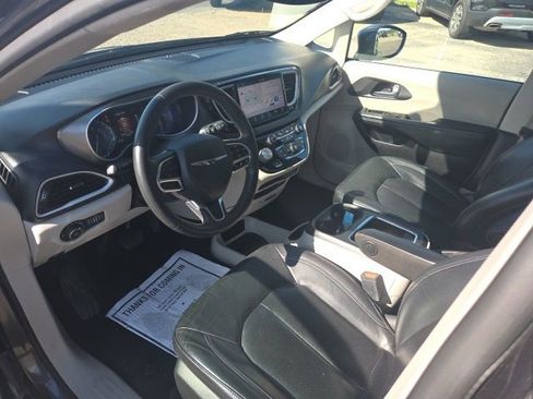 Used 2022 Chrysler Pacifica Touring-L FWD image 6