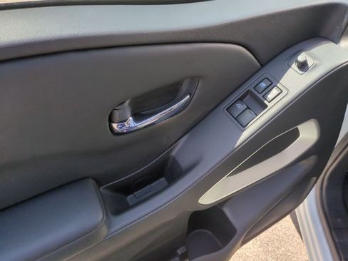 Used 2025 Nissan Frontier SV image 18