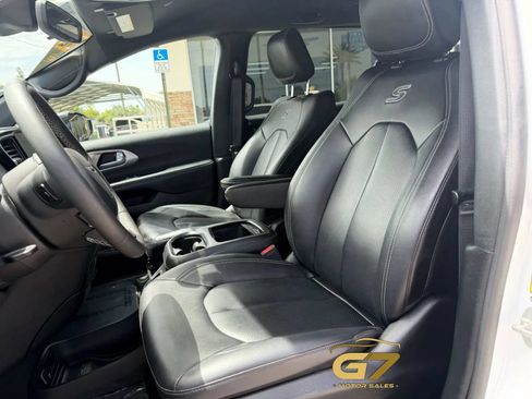 Used 2024 Chrysler Pacifica Limited FWD image 18
