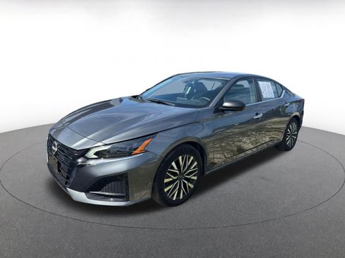 Used 2025 Nissan Altima 2.5 SV FWD image 4