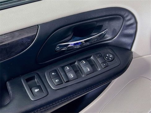 Used 2019 Dodge Grand Caravan SE w/ UConnect Hands-Free Group image 11