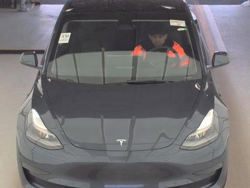 Used 2023 Tesla Model 3 Standard Range image 2
