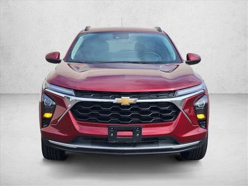 Used 2025 Chevrolet Trax LT w/ LT Convenience Package image 2