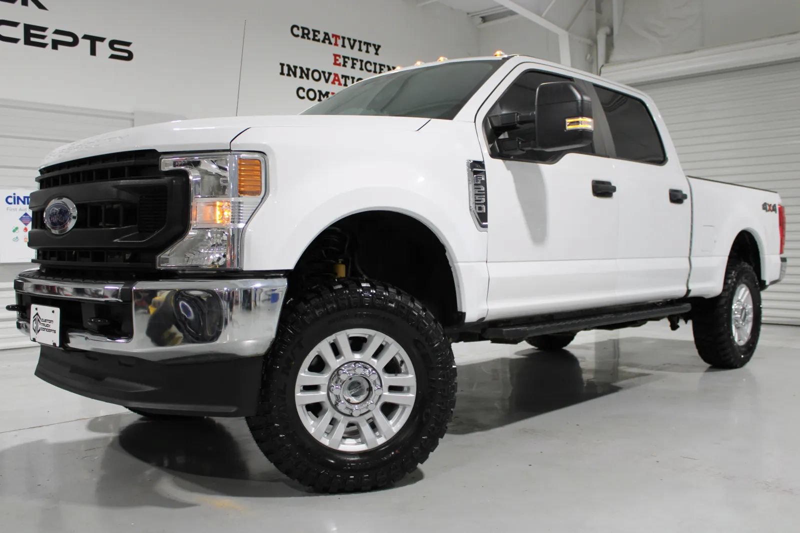 Used 2022 Ford F250 XL w/ Power Equipment Group AWD/4WD image 1