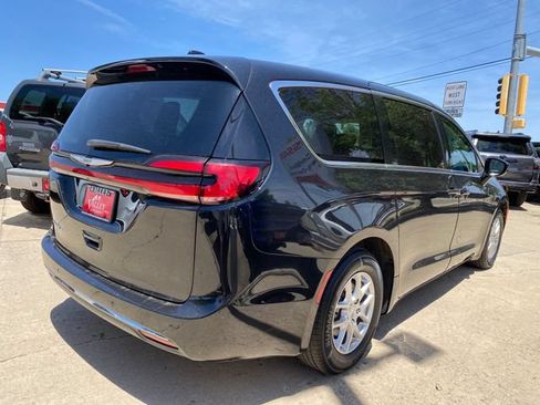 Used 2024 Chrysler Pacifica Touring-L FWD image 5