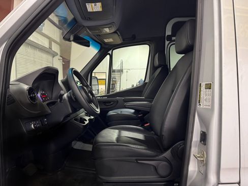 Used 2019 Mercedes-Benz Sprinter 2500 image 3