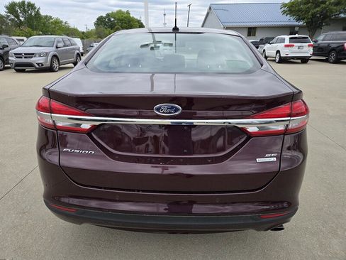 Used 2018 Ford Fusion SE w/ Fusion SE Technology Package FWD image 4