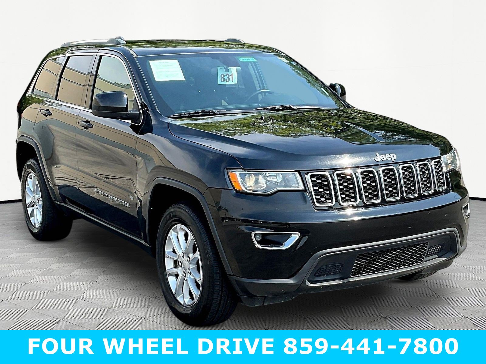 Used 2021 Jeep Grand Cherokee Laredo w/ Security & Convenience Group AWD/4WD image 3