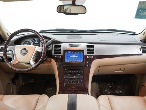 Used 2011 Cadillac Escalade Luxury AWD/4WD image 13