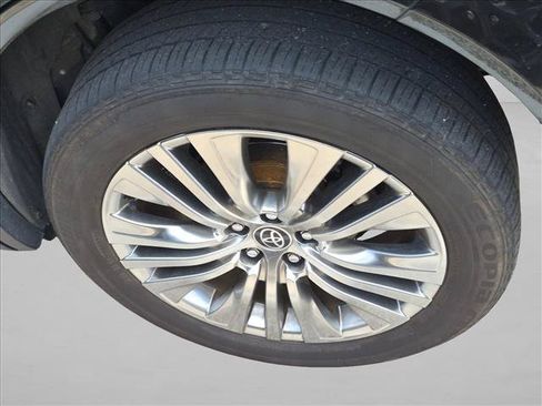 Used 2023 Toyota Venza XLE AWD/4WD image 9