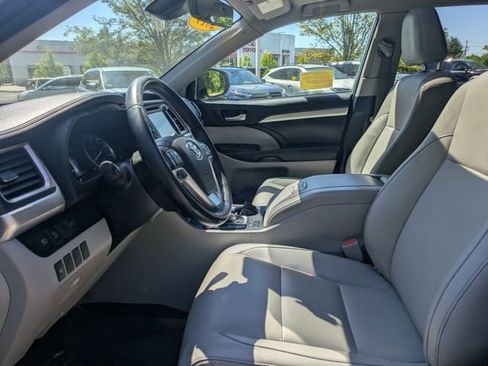 Used 2019 Toyota Highlander XLE AWD/4WD image 16