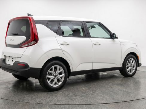 Used 2025 Kia Soul LX w/ LX Technology Package FWD image 9