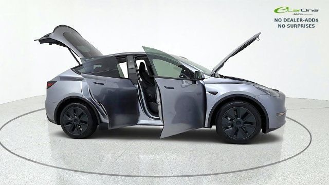 Used 2025 Tesla Model Y Long Range RWD image 11