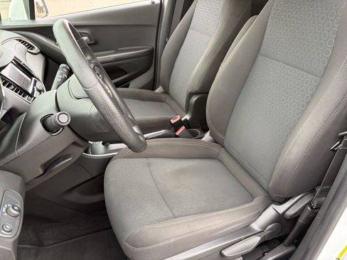 Certified 2022 Chevrolet Trax LS w/ Tint and Cruise Package FWD image 21