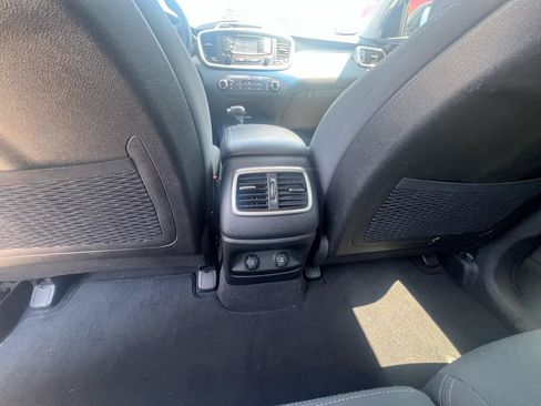 Used 2016 Kia Sorento FWD image 12