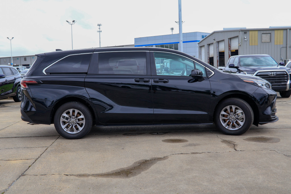 Used 2026 Toyota Sienna LE FWD image 27