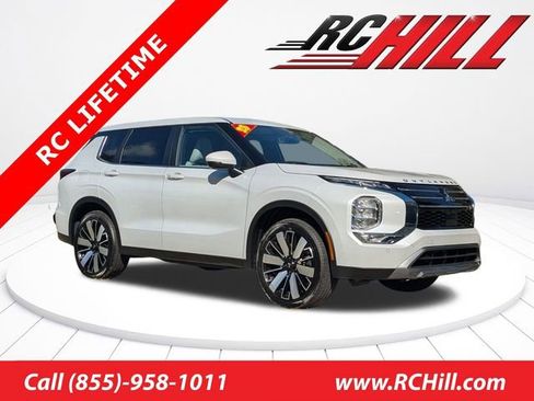 New 2025 Mitsubishi Outlander SE image 1