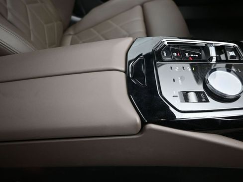 Certified 2025 BMW 530i image 27