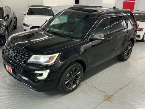 Used 2017 Ford Explorer XLT w/ Equipment Group 202A AWD/4WD image 14