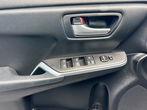 Used 2015 Toyota Camry SE FWD image 11