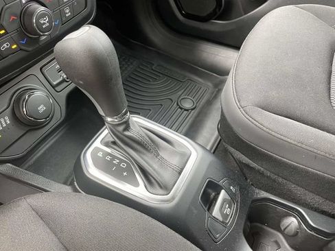 Used 2018 Jeep Renegade Altitude w/ UConnect 8.4 Nav Group AWD/4WD image 33