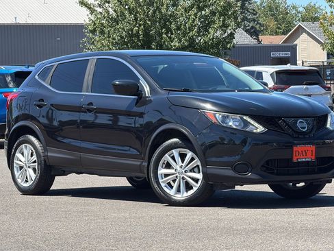 Used 2018 Nissan Rogue Sport S w/ S Appearance Package FWD image 2