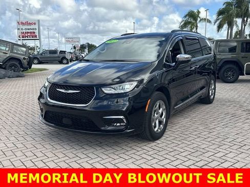 Used 2022 Chrysler Pacifica Limited w/ Uconnect Theater Family Group AWD/4WD image 3