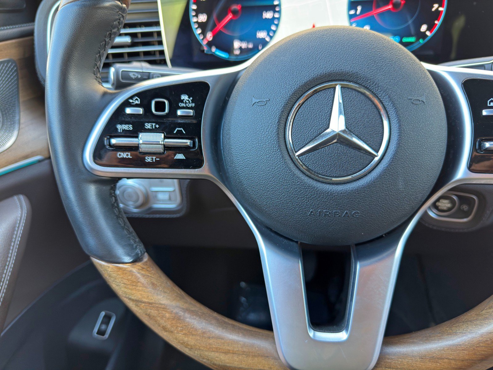 Used 2022 Mercedes-Benz GLE 450 4MATIC w/ AMG Line Exterior image 25