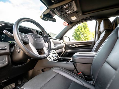 Used 2023 GMC Yukon Denali AWD/4WD image 5