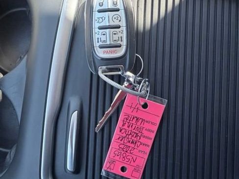 Used 2023 Chrysler Pacifica Touring-L FWD image 41