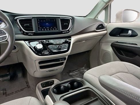 Used 2020 Chrysler Pacifica Touring image 21