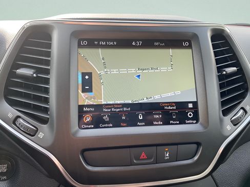 Used 2022 Jeep Cherokee Trailhawk w/ Sun, Sound & Nav Group AWD/4WD image 17