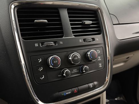 Used 2019 Dodge Grand Caravan SE w/ UConnect Hands-Free Group image 14