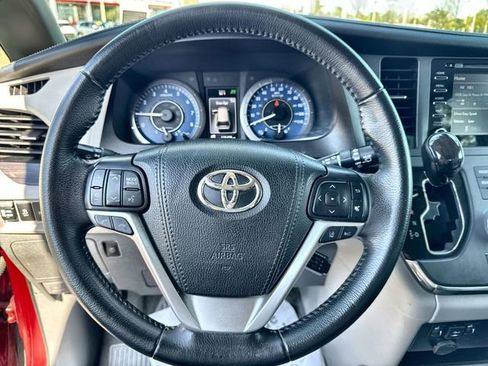 Used 2019 Toyota Sienna XLE w/ XLE Navigation Package image 22