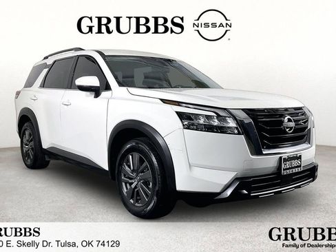 Used 2022 Nissan Pathfinder SV FWD image 1