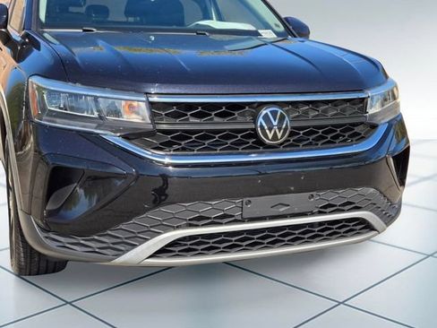 Used 2023 Volkswagen Taos SE w/ Panoramic Sunroof Package FWD image 2