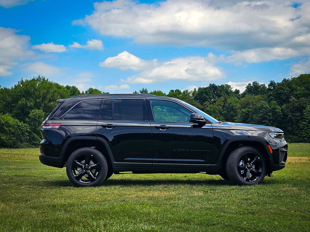 New 2026 Jeep Grand Cherokee Limited w/ Limited Altitude Package AWD/4WD image 2