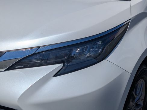 Used 2024 Toyota Sienna XLE FWD image 12