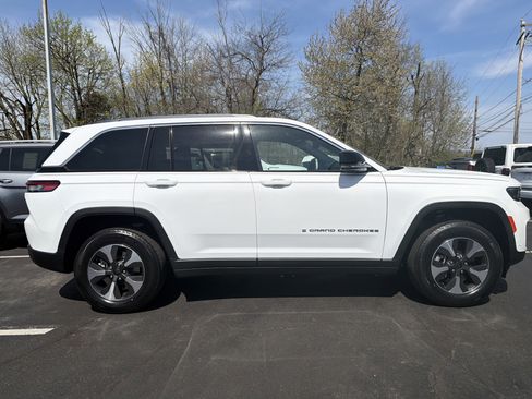 Certified 2022 Jeep Grand Cherokee Limited 4xe w/ Luxury Tech Group II AWD/4WD image 8