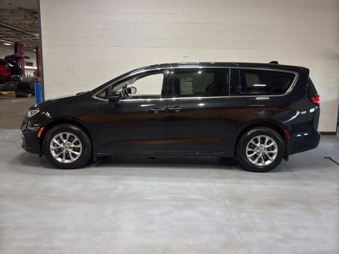 Used 2023 Chrysler Pacifica Touring-L AWD/4WD image 2