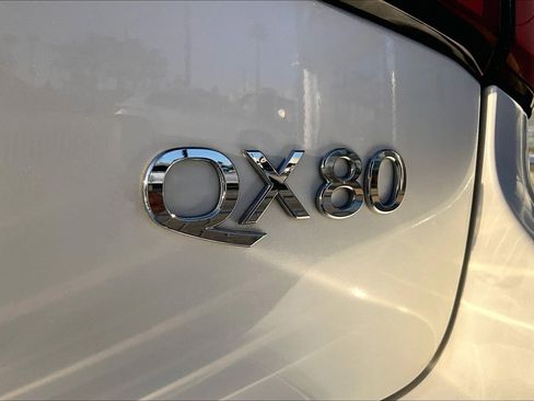 Used 2019 INFINITI QX80 Luxe w/ All-Season Package image 8
