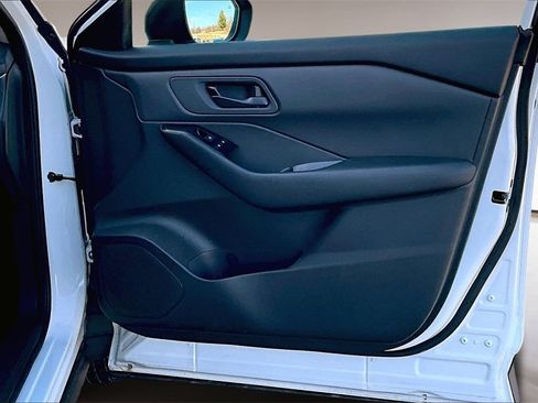 Used 2025 Nissan Rogue S image 21