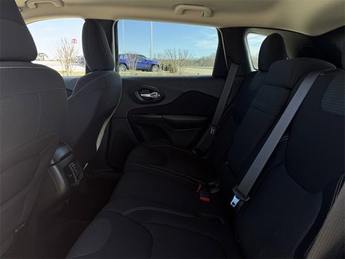 Used 2016 Jeep Cherokee Latitude w/ Cold Weather Group image 27