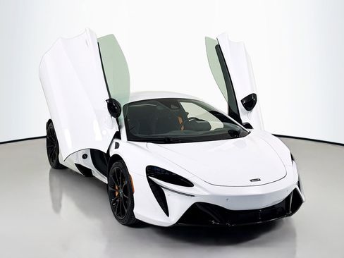 New 2026 McLaren Artura RWD image 1